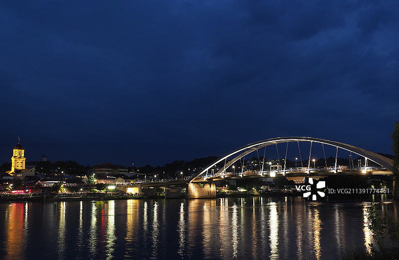 多瑙河夜景桥，位于德国巴伐利亚州图片素材