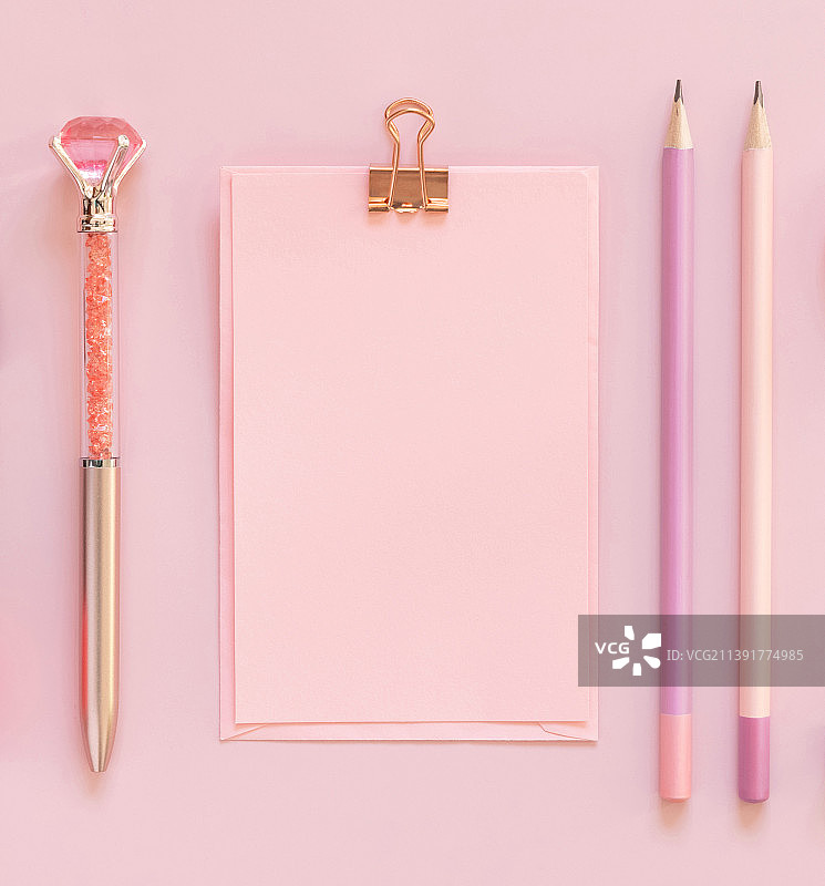 粉色纸卡、夹子、铅笔和装饰宝石笔（浅粉色俯视图）图片素材