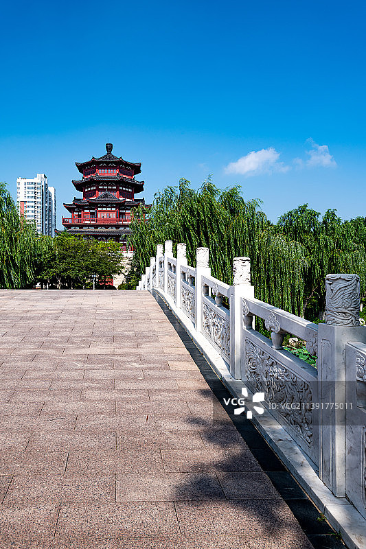 夏日晴朗天气蓝天白云背景映衬下的山东济宁南池公园南池桥与王母阁图片素材