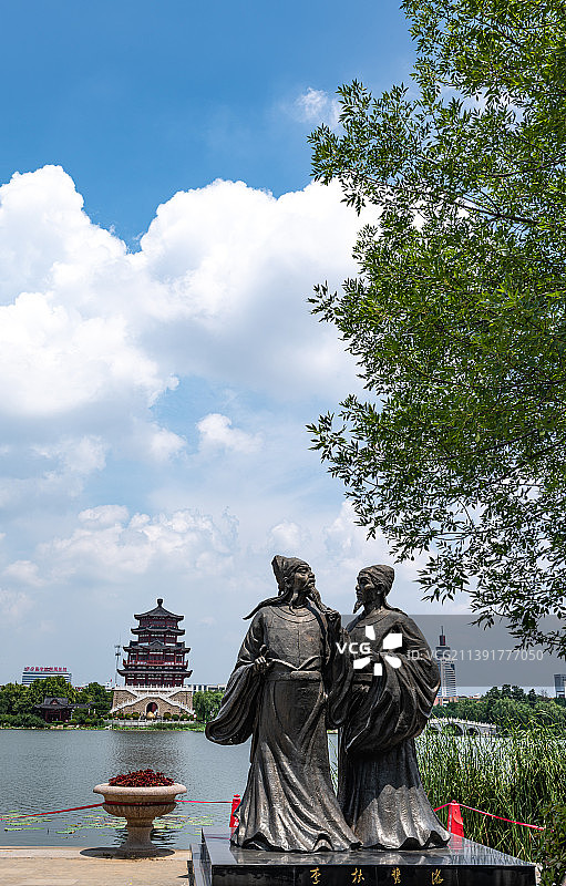 蓝天白云背景映衬下的山东济宁南池公园李杜携游亭与王母阁济宁通讯大厦建筑风光图片素材