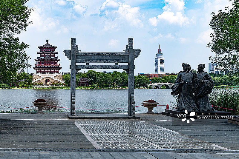 蓝天白云背景映衬下的山东济宁南池公园李杜携游亭与王母阁济宁通讯大厦建筑风光图片素材