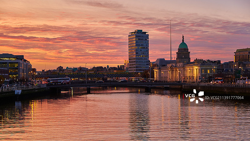 爱尔兰都柏林日落时分的水岸建筑景观图片素材
