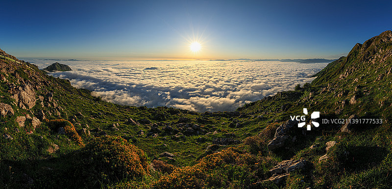 西班牙阿斯图里亚斯云海全景图片素材