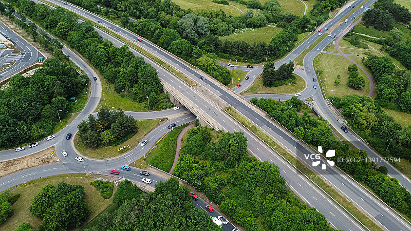 英国布莱切利道路交通的壮丽航拍景色图片素材