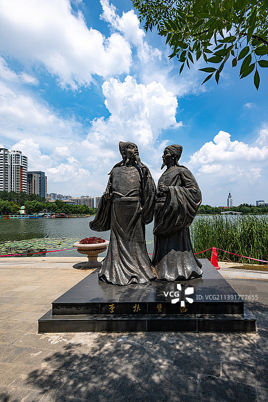 蓝天白云下的山东济宁南池公园李白杜甫携游雕像图片素材