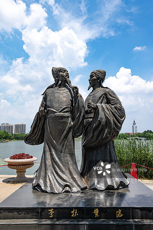 蓝天白云下的山东济宁南池公园李白杜甫携游雕像图片素材