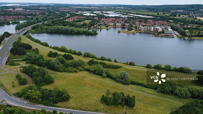 英国米尔顿凯恩斯卡尔德科特湖和水鸟航拍图片素材