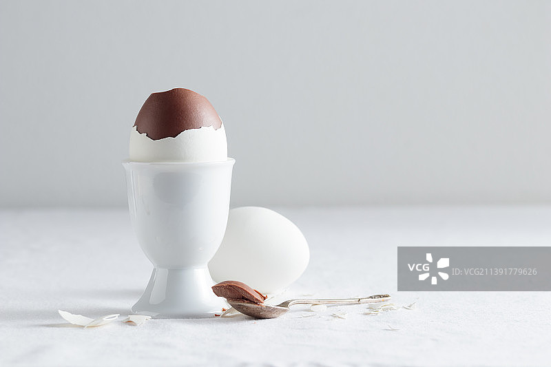 白色蛋架上的巧克力彩蛋图片素材