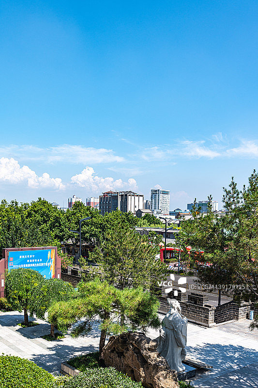 山东济宁太白楼上看蓝天白云下的济宁城市建筑风光图片素材