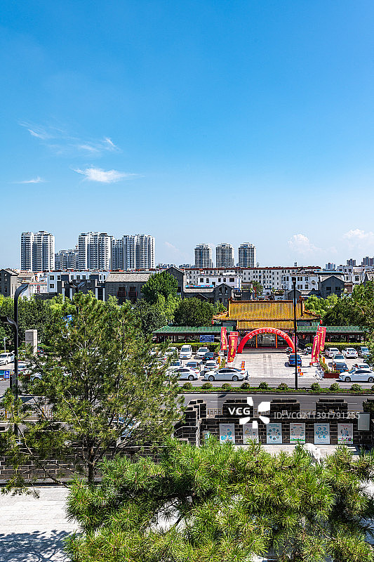 山东济宁太白楼上看蓝天白云下的济宁城市建筑风光图片素材