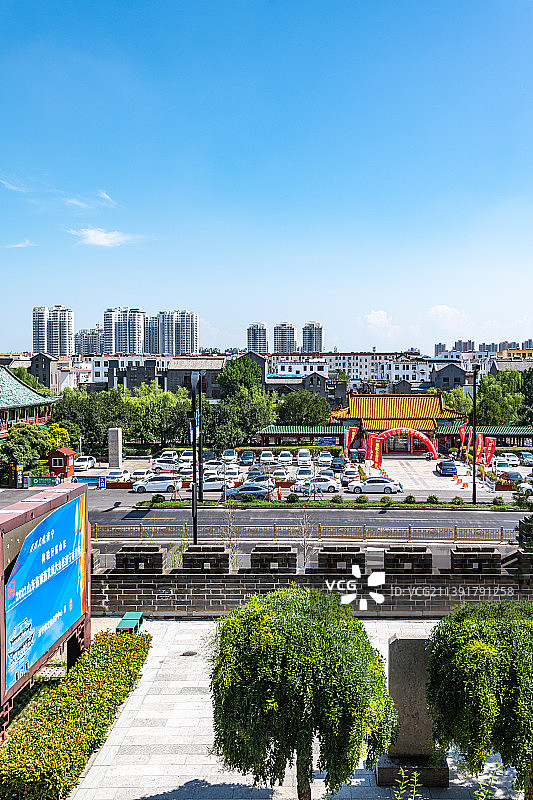 山东济宁太白楼上看蓝天白云下的济宁城市建筑风光图片素材