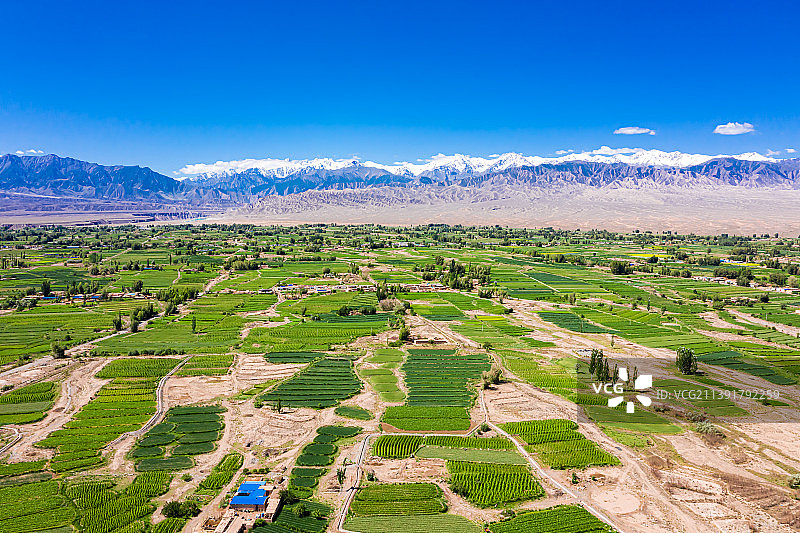 祁连山脚下村庄图片素材