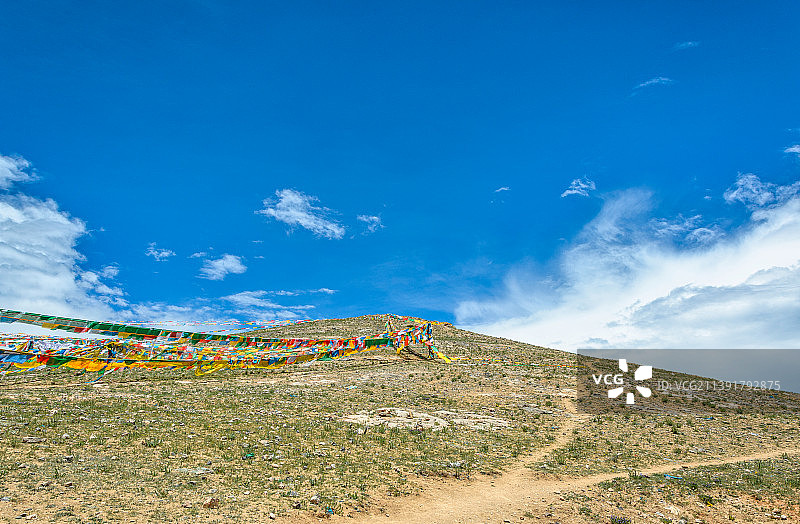 西藏拉萨当雄县纳木措景区山顶经幡图片素材