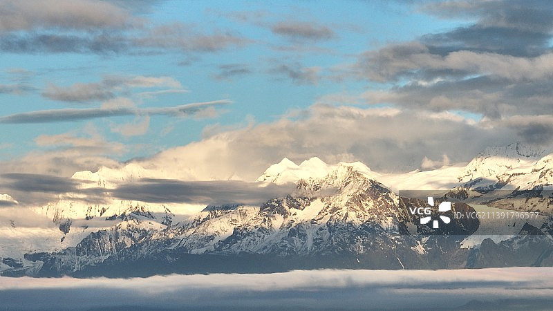 日落时白雪皑皑的群山景色图片素材