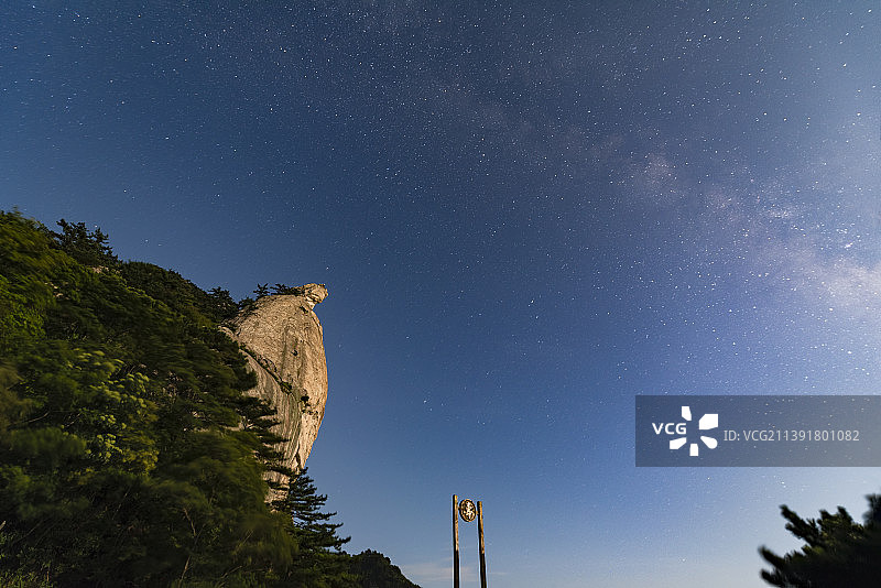 湖北省麻城市龟峰山风景区星空夜景银河图片素材