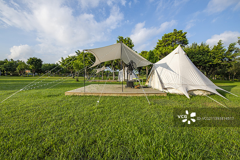 户外草地上的露营帐篷图片素材