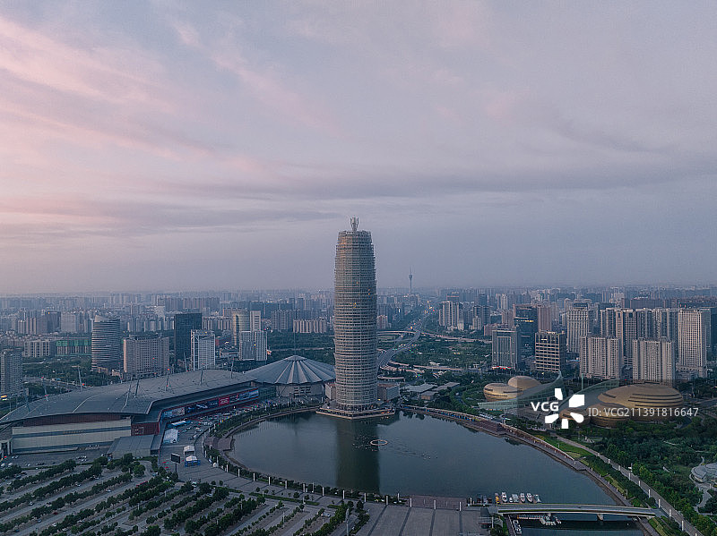 河南省郑州市郑东新区CBD千玺广场日出朝霞图片素材