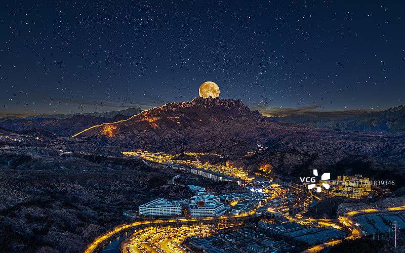 巨大月亮下的司马台星空长城图片素材