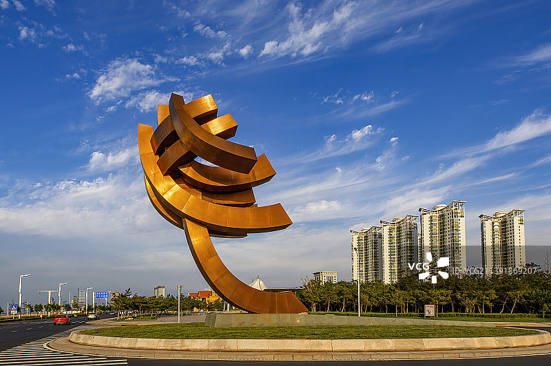 烟台黄渤海新区金沙滩公园雕塑--御风图片素材