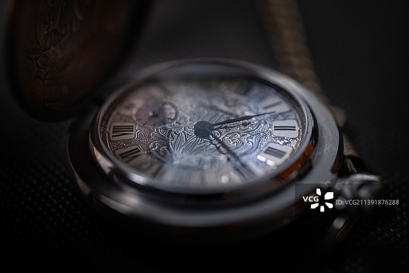 黑色背景怀表表盘特写镜头图片素材
