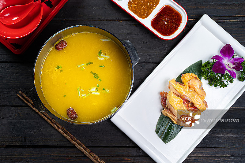 海南鸡汤煲俯拍图片素材