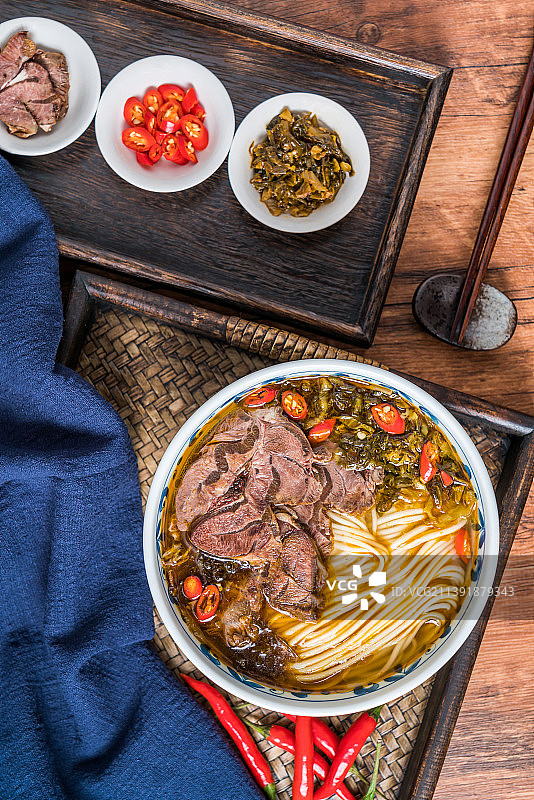 放在木桌上的老坛酸菜牛肉面图片素材