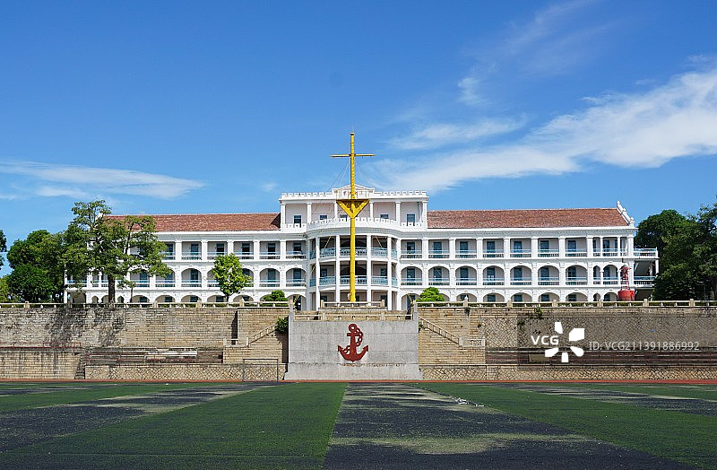 厦门集美学村集美大学航海学院允恭楼建筑, 蓝天白云下的对称性建筑图片素材