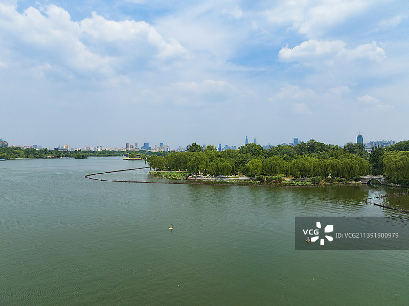 山东济南大明湖夏天航拍图片素材