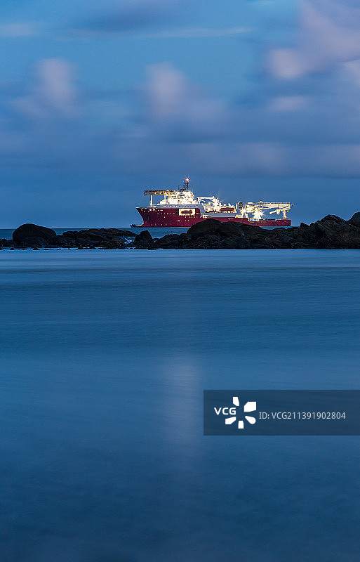 黄昏蓝调时候海上船只图片素材