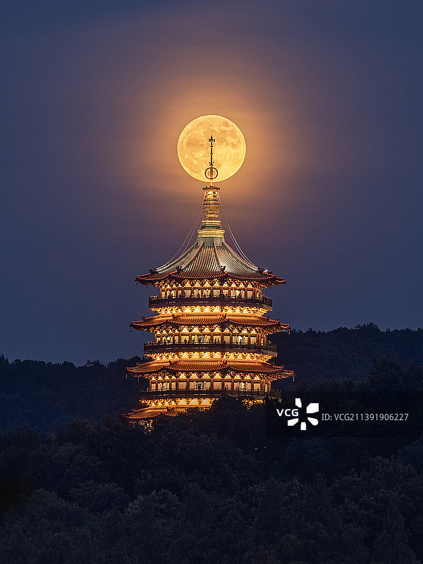 杭州西湖雷峰塔满月升起图片素材