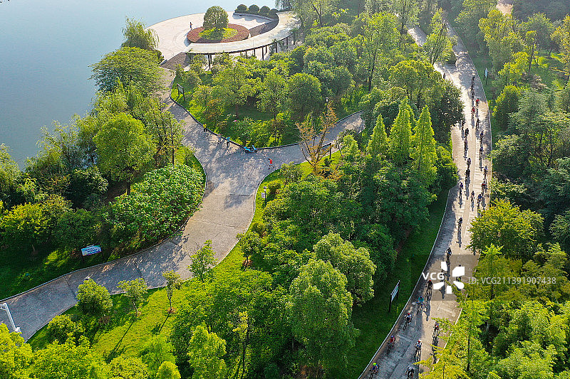 2022年7月13日，江西省宜春市上高县新城区的“口袋公园”内，自行车爱好者沐浴晨光，快乐骑行。图片素材