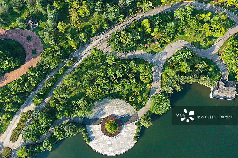 2022年7月13日，江西省宜春市上高县新城区的“口袋公园”内，自行车爱好者沐浴晨光，快乐骑行。图片素材