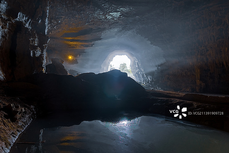 贵州惠水县的穴居部落，一个适合露营的洞穴图片素材