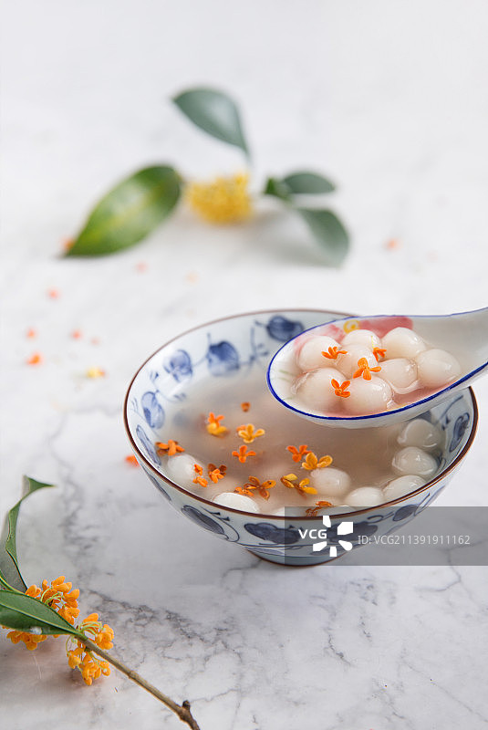 桂花酒酿圆子甜品传统小吃青花碗图片素材
