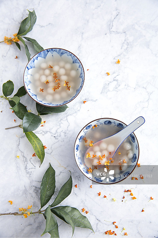 桂花酒酿圆子甜品传统小吃青花碗图片素材