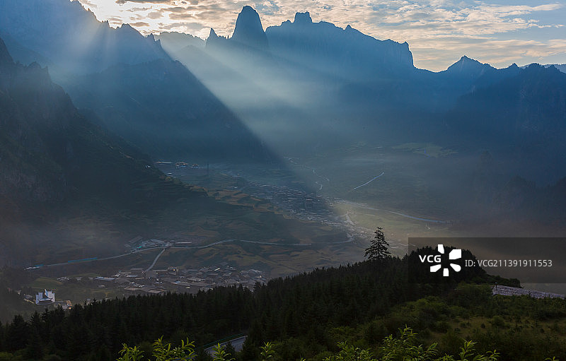 亚当与夏娃诞生之地......扎尕那图片素材