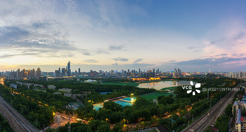 湖北省武汉市月湖琴台大剧院、琴台美术馆夏季夜景户外风光高视角图片素材
