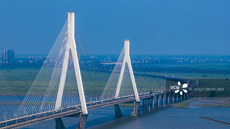 晴朗天空下的岳阳洞庭湖大桥图片素材