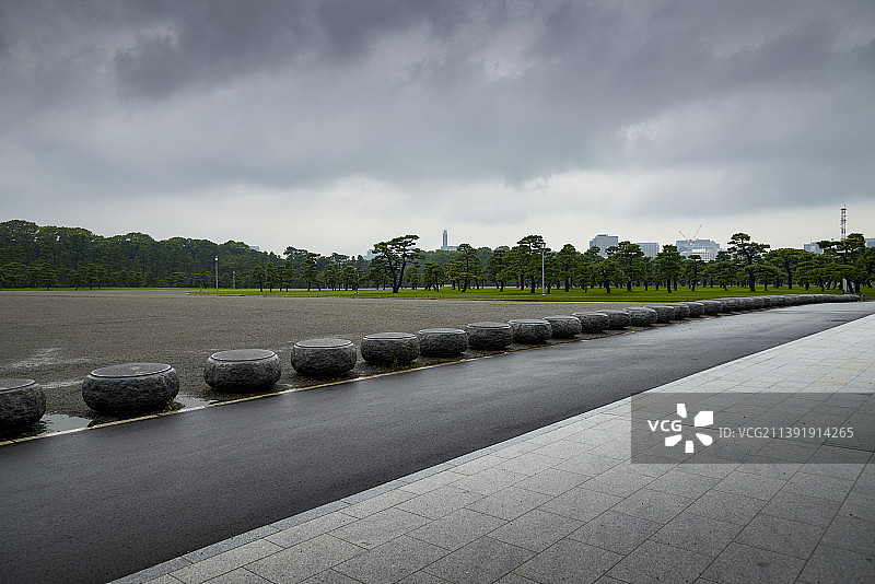 日本东京都，日本皇宫、皇宫广场和东京城市天际线图片素材