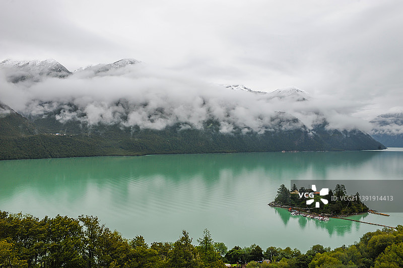 云雾环绕的巴松措图片素材