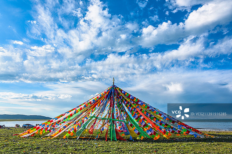 青海黑马河青海湖畔草原经幡图片素材