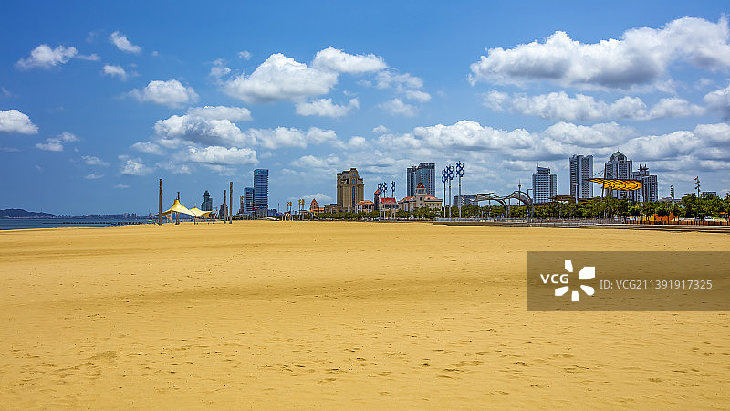 烟台黄渤海新区金沙滩蓝天白云景色图片素材