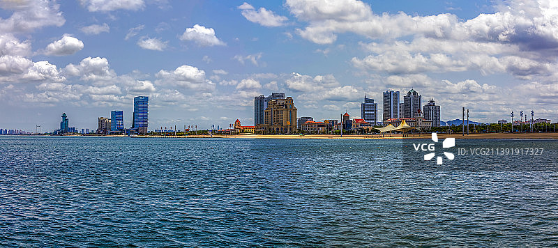 烟台黄渤海新区金沙滩蓝天白云景色图片素材