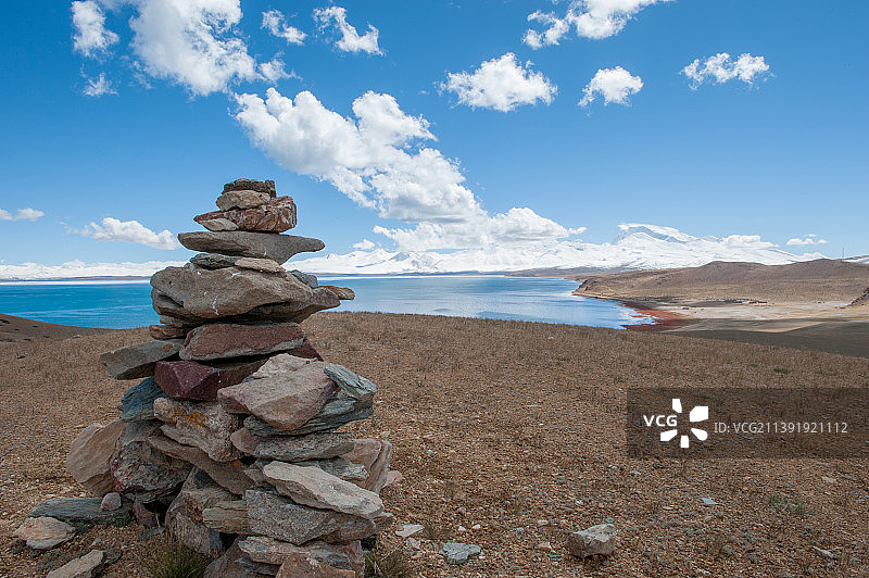 西藏玛旁雍措旁的尼玛堆图片素材