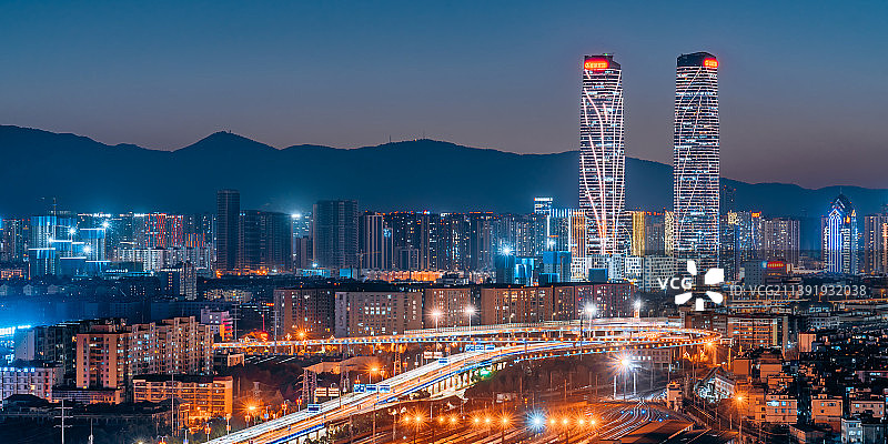 中国云南昆明双子塔和高架桥车流夜景图片素材