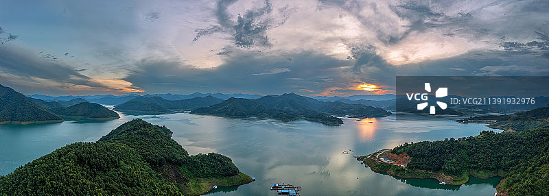 航拍广西天峨县的红水河龙滩水电站库区景色图片素材