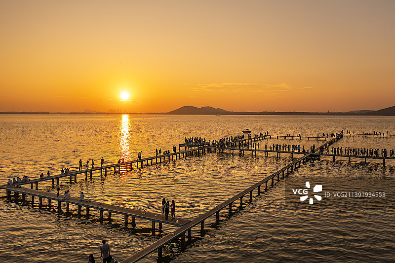 武汉东湖凌波门的日出图片素材