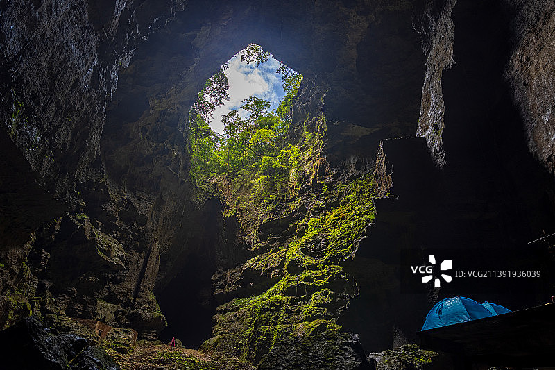 喀斯特洞穴和天窗、天生桥的特写，拍摄于贵州独山县情阳洞天图片素材