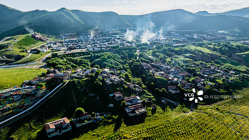 若尔盖九曲黄河第一弯清晨山川河流民居风光图片素材