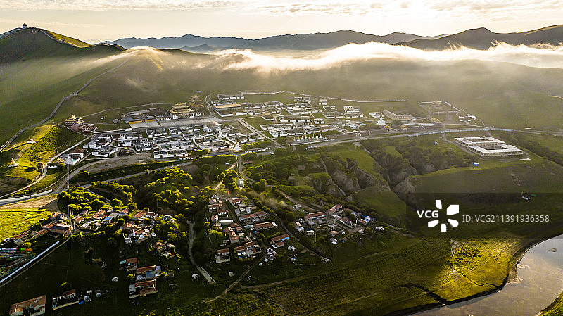 若尔盖九曲黄河第一弯清晨山川河流民居风光图片素材